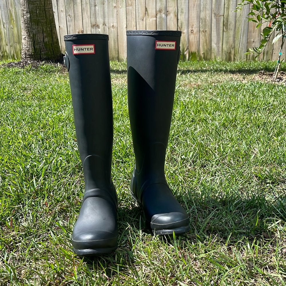 EUC Hunter rain boots black size 8 (EU 39)